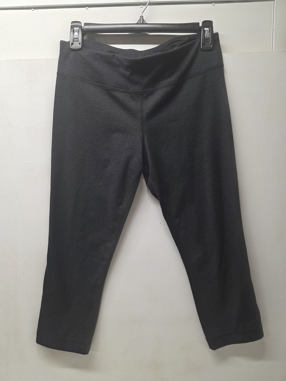 Under Armour Women’s Mirror Capri Leggings Black Athletic Yoga Pants 1275113